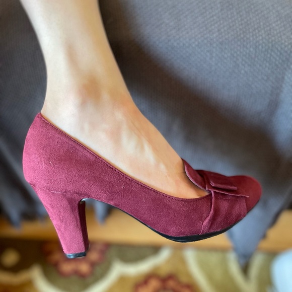 Madeline Stuart Burgundy Vintage Look Pumps - Picture 8 of 9